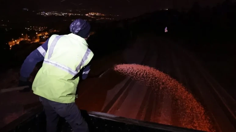 Kütahya'da kar yağışı sonrası belediye ekipleri kış mesaisine başladı