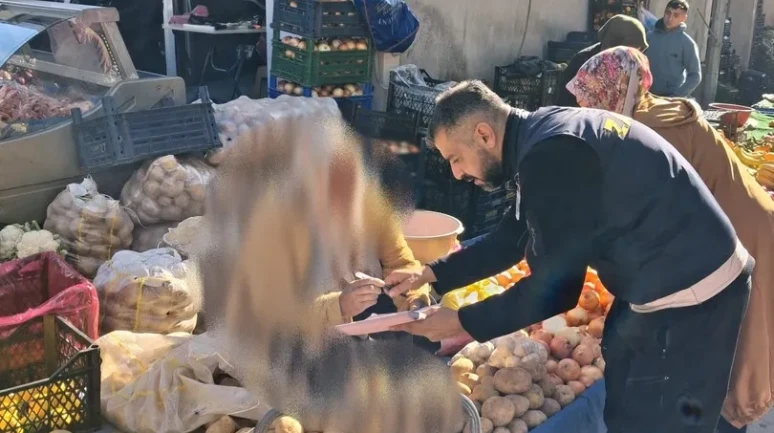 Germencik'te pazar yerini kirleten esnafa ceza kesildi