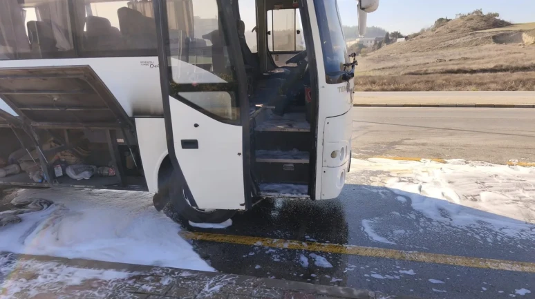 Denizli'de hareket halindeki işçi servisi alev aldı