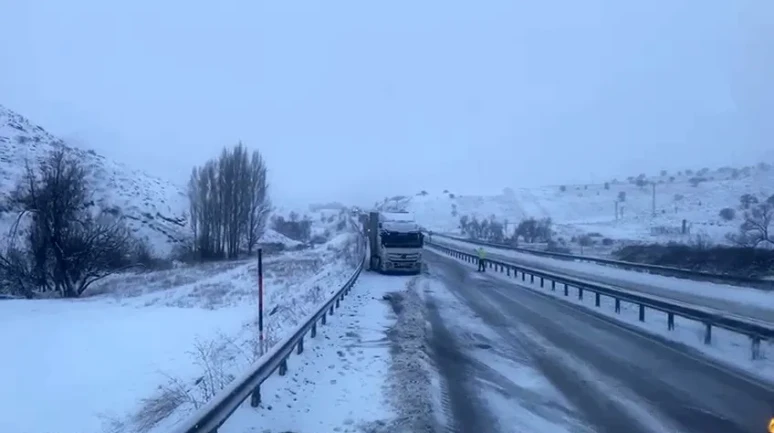 Aşkale’de kayan tırlar yolun geçici olarak kapanmasına neden oldu