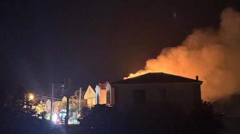 Çeşme'de villa yangını itfaiye ekiplerince kontrol altına alındı