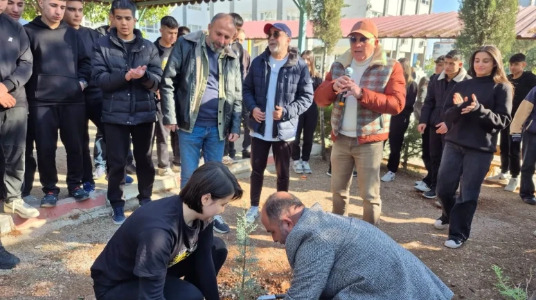 Mersin’de Nihal Erdem Anadolu Lisesinde ‘Yeşil Vatan’ projesi kapsamında fidan dikim etkinliği düzenlendi