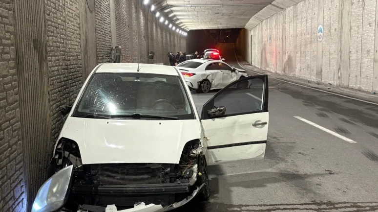 Kayseri'de alkollü sürücünün karıştığı kazada lüks otomobil pert oldu