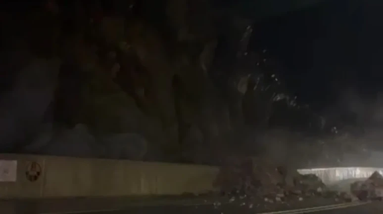 Hakkari-Van yolunda heyelan nedeniyle kısa süreli ulaşım kesintisi yaşandı