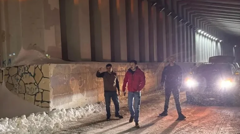 Van'da 3 bin rakımlı Karabet Geçidi'nde kar yağışı nedeniyle sürücüler zor anlar yaşadı