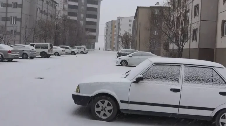 Bitlis'te kar yağışı kent merkezini beyaza bürüdü