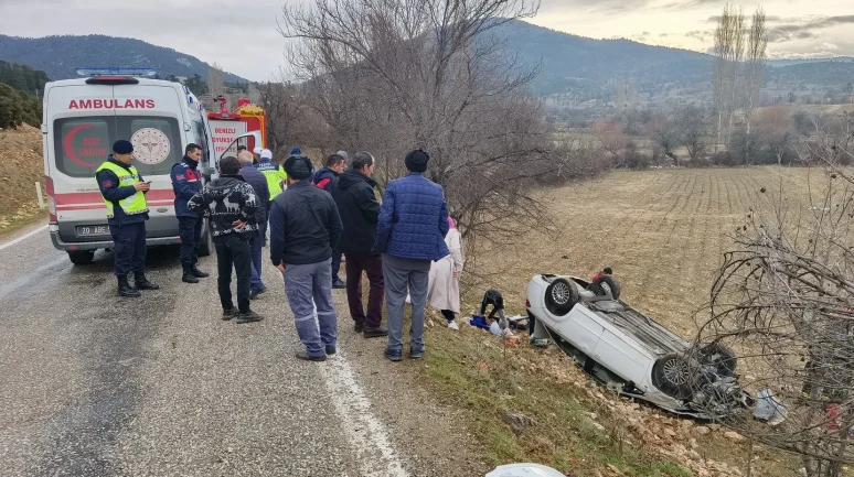 Denizli’de kontrolden çıkan otomobilin tarlaya uçtuğu kazada 2 kişi yaralandı