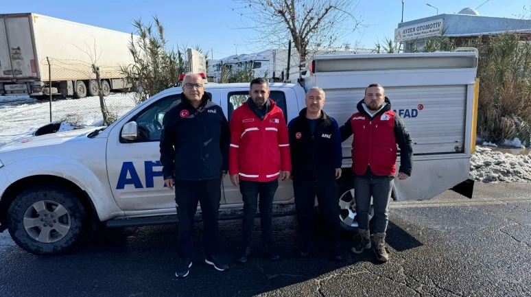 Şırnak'ın Cizre ilçesinde mahsur kalan tır şoförlerine Kızılay'dan sıcak yemek desteği