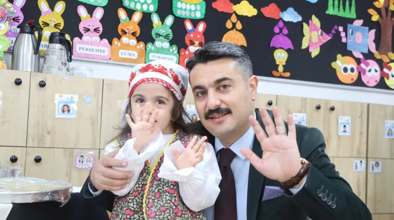 Sivas’ta minik öğrencilere süt ve simit ikram edildi