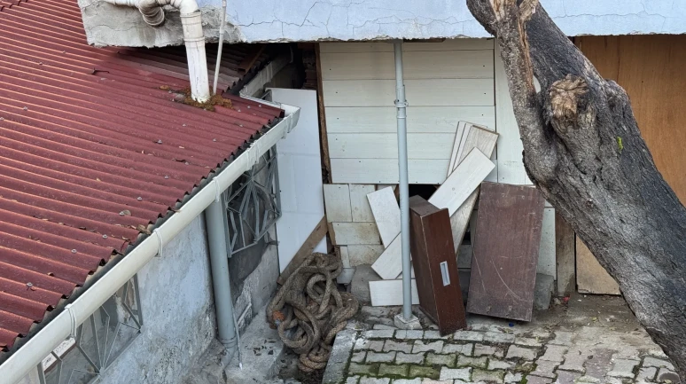 1. "Sarıyer'de üst katı kayıp gecekonduya yaslanan bina havadan görüntülendi" 2. "Olayın boyutu