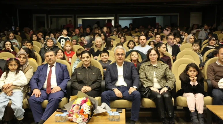 Sivas’ta çocuklar için düzenlenen müzikal tiyatro gösterisi büyük ilgi gördü