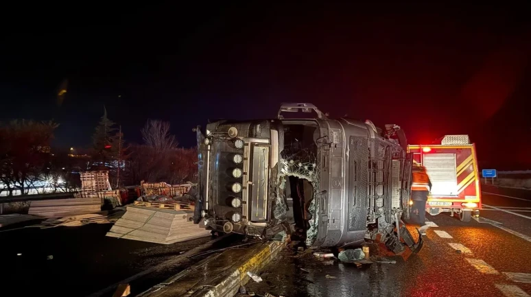 Konya’da otomobil tır ile çarpıştı: 1 yaralı