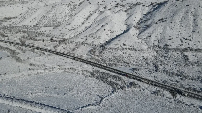 Erzincan-Erzurum karayolunda kaza nedeniyle uzun araç kuyruğu oluştu