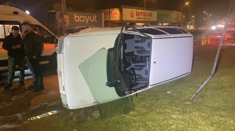 Bursa'nın Nilüfer ilçesinde kontrolden çıkan otomobil takla atarak bariyerlere çarptı