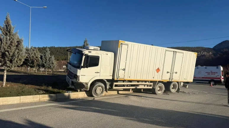 Burdur'da otomobil ile kamyonun çarpışması sonucu 1 kişi yaralandı