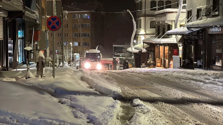 Bolu’da kar kalınlığı 30 santimetreyi aştı, onlarca araç rampalarda yolda kaldı