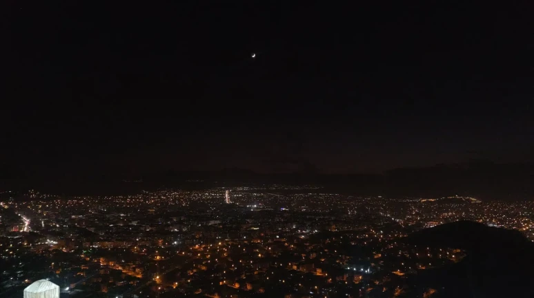 Van'da 2025 yılının son hilal manzarası kartpostallık görüntüler oluşturdu