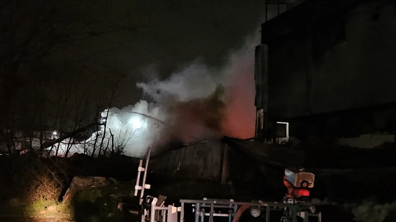 Esenyurt'ta fabrika yangını 6 saattir devam ediyor