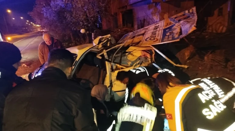 Aydın’da ağaca çarpan araçtan sürücü itfaiye ekipleri tarafından kurtarıldı