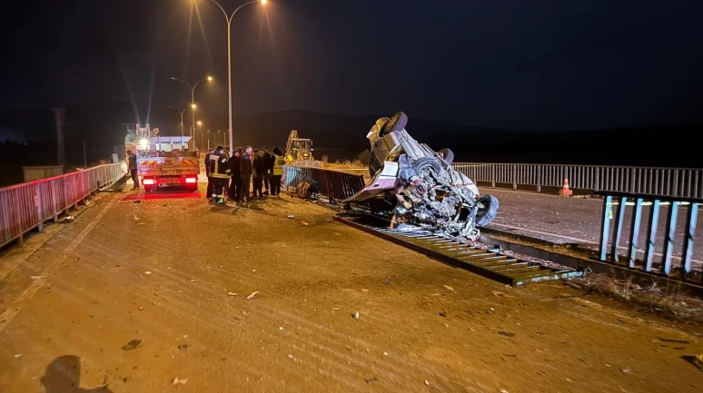 Afyonkarahisar'ın Bayat ilçesinde köprü demirlerine çarpan araç hurdaya döndü: 1 ölü, 3 yaralı