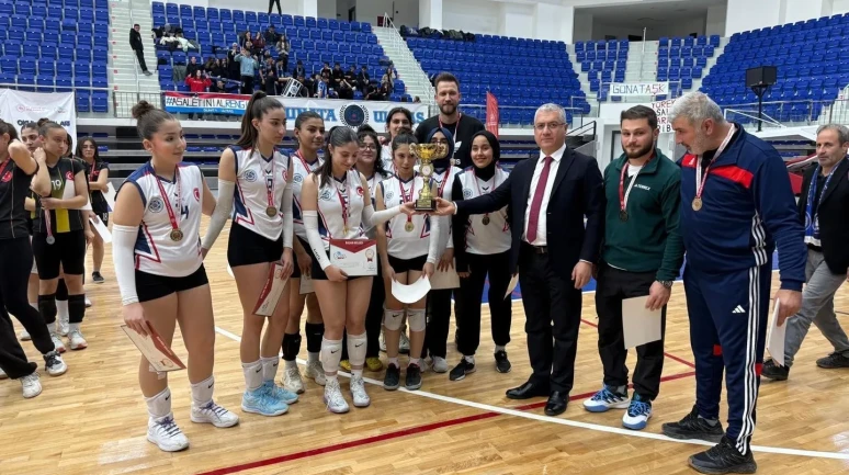 Malatya'da Şehriban Günata Anadolu Lisesi genç bayan voleybol şampiyonasında birinci oldu