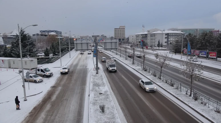 Malatya'da kar yağışı nedeniyle ulaşım aksadı ve çok sayıda kaza meydana geldi
