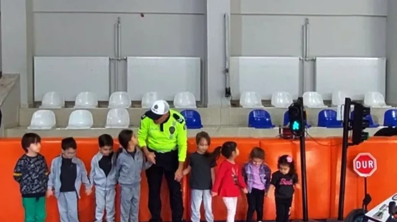 Kütahya'da Simav ilçesinde öğrenci ve vatandaşlara trafik eğitimi verildi