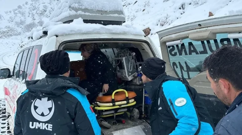 Batman'da yoğun kar nedeniyle hasta paletli ambulansla hastaneye ulaştırıldı