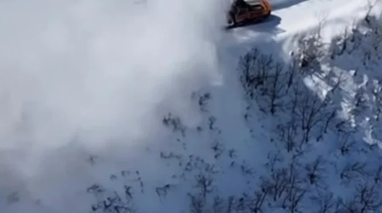 Tunceli'de yoğun kar yağışı nedeniyle 135 köy yolu ulaşıma kapandı