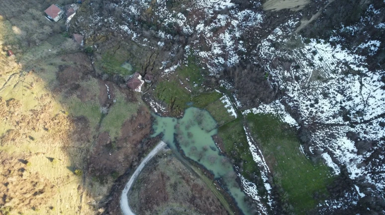 Sinop'un Türkeli ilçesinde kapanan yola uyarı levhası konulmadı, sürücü gölete ramak kaldı