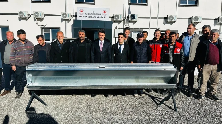 Adıyaman’ın Besni ilçesinde 84 yetiştiriciye otomatik yemlik dağıtıldı