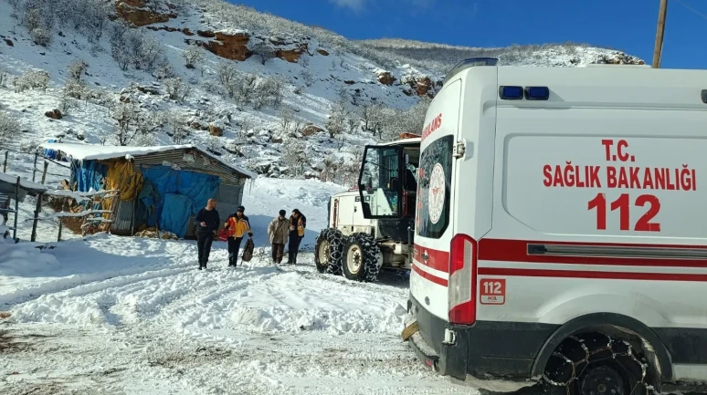 Tunceli'de karla kapanan yolları aşan sağlık ekipleri 2 hastayı hastaneye ulaştırdı