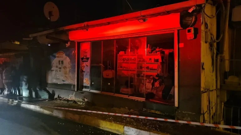 Sarıyer’de üst katı kayan bina gecekondunun çatısına yaslandı