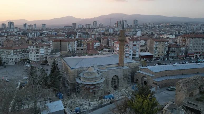 690 yıllık Sungurbey Camii aslına uygun şekilde restore ediliyor