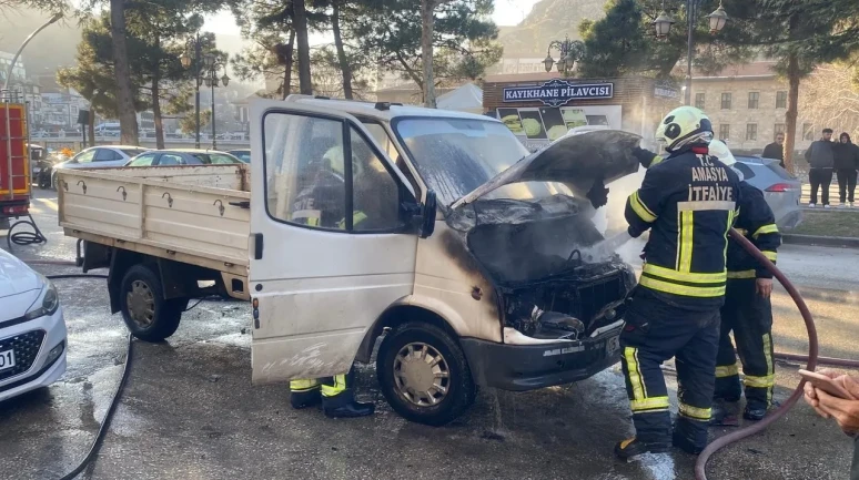 Amasya'da yanan kamyonete ilk müdahaleyi vatandaşlar yaptı