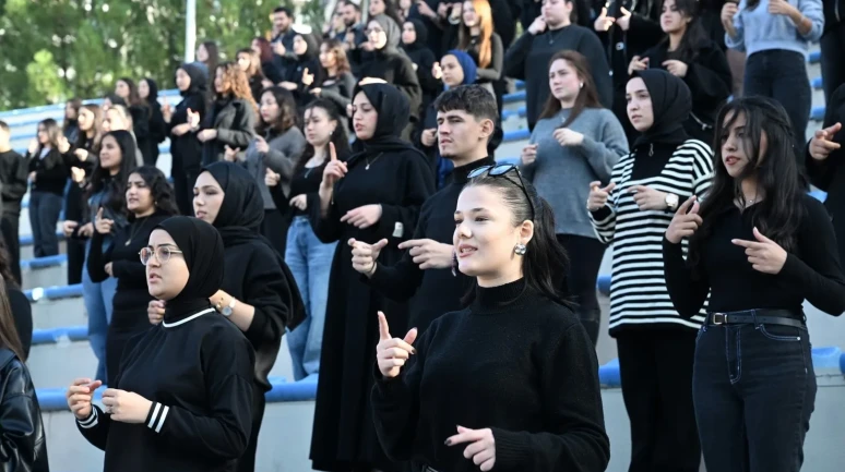 Manisa'da MCBÜ öğrencilerinden işaret diliyle "Karsu - Zaman" performansı