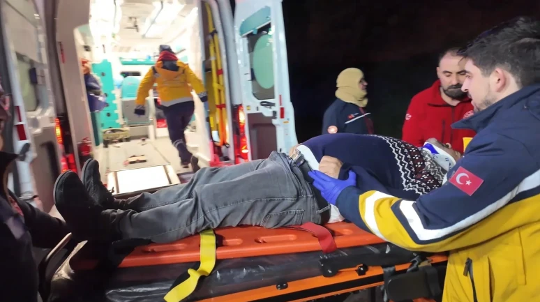 Kuzey Marmara Otoyolu'nda kamyonet devrildi: 2 yaralı