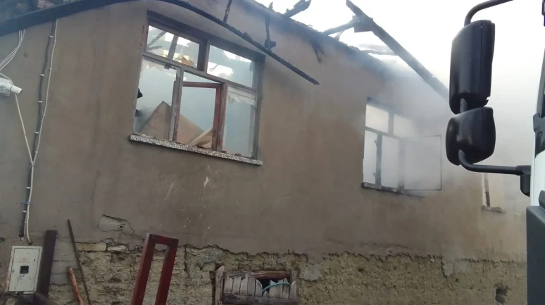 Burdur'un Kemer ilçesinde ev yangını itfaiye tarafından söndürüldü