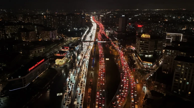 İstanbul’da trafik yoğunluğu yüzde 90’a ulaşarak havadan görüntülendi