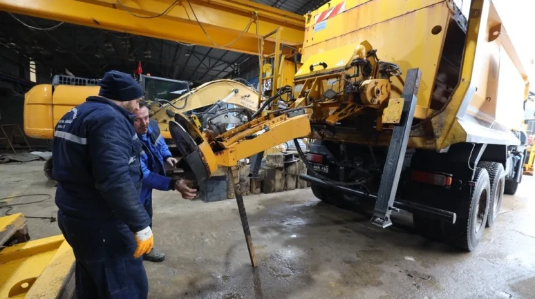 Başiskele'de beklenen kar yağışı öncesi karla mücadele hazırlıkları tamamlandı