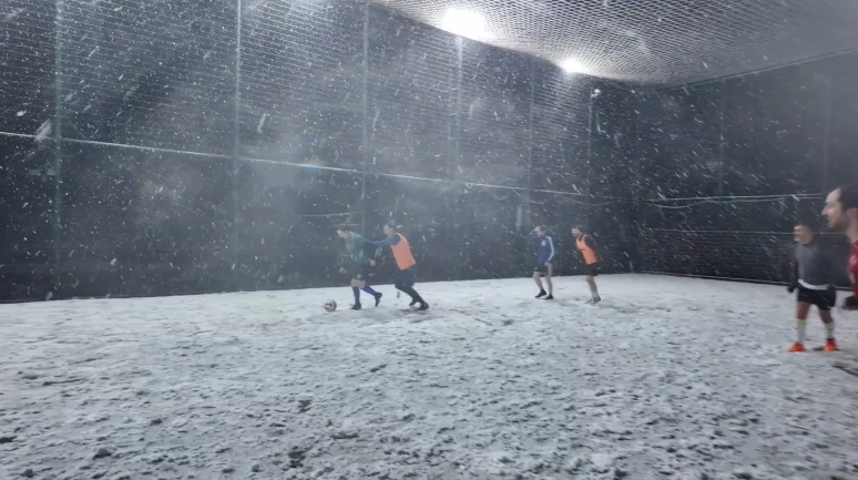 Maltepe’de kar altında halı saha maçı yapan futbolseverler engel tanımadı