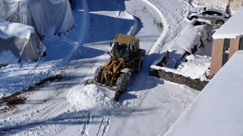 Palandöken Belediyesi karla mücadele için 100 personel ve 36 iş makinesiyle çalışıyor