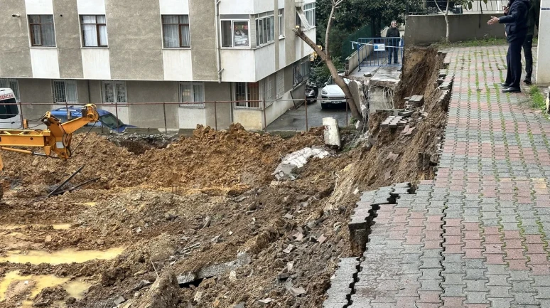Kadıköy'de aşırı yağış sonrası istinat duvarı çöktü