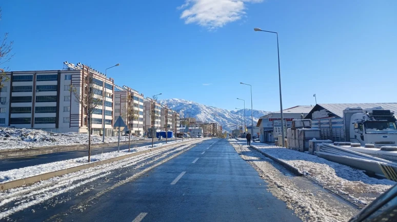 Kulp ilçesinde kar yağışı yerini güneşli havaya bıraktı
