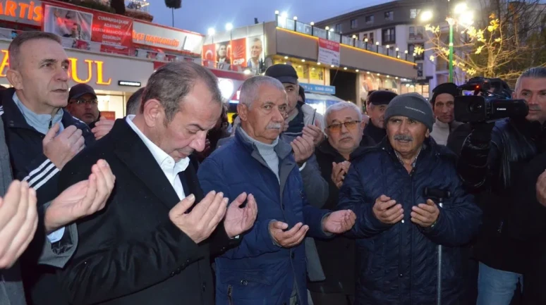 Bolu Belediye Başkanı Tanju Özcan umre yolculuğuna dualarla uğurlandı