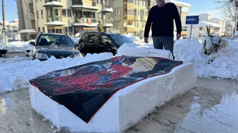 Safranbolu'da esnaf dükkan önüne kardan yatak yaptı