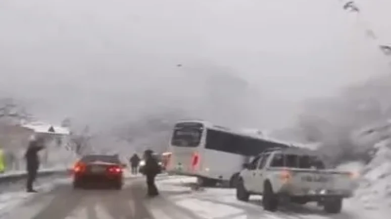 Artvin’de karla kaplanan yol kazalara ve uzun araç kuyruklarına neden oldu