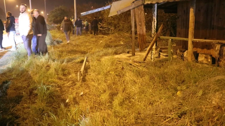 Sakarya’da hafif ticari araçla çarpışan otomobil tarlaya devrildi: 5 yaralı