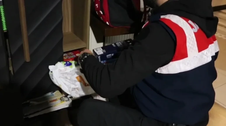 Mersin’de sosyal medya dolandırıcılarına jandarma operasyonuyla 5 şüpheli tutuklandı