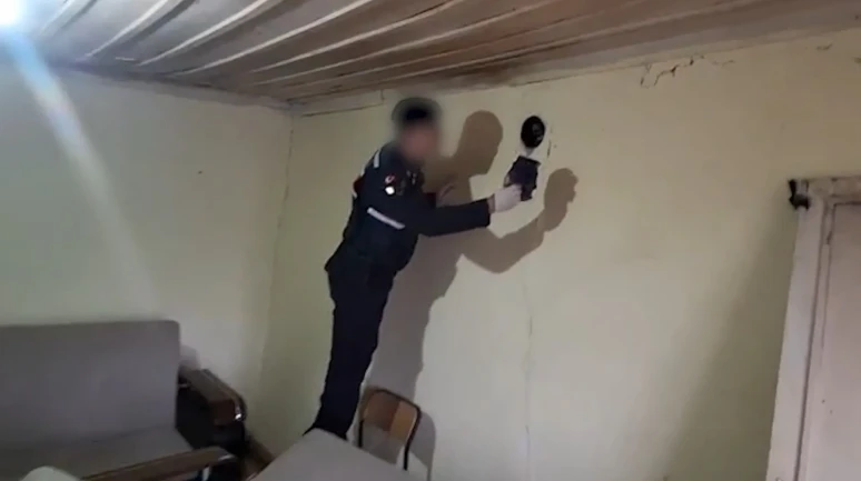 Kırıkkale'de jandarmanın takip ettiği uyuşturucu tacirinin evinde 8 bin 252 hap ele geçirildi